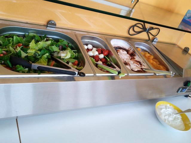 salátový a ovocný bar